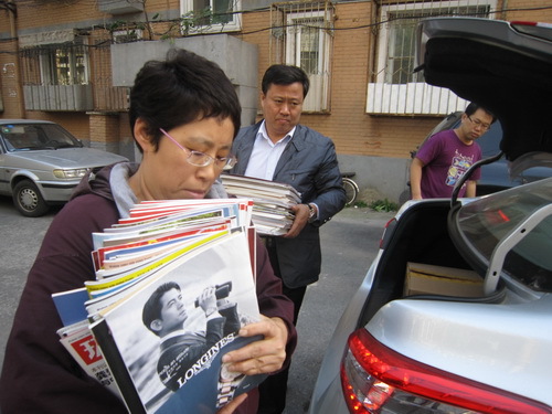 学院在职党员搬运赠送社区居民书刊_调整大小