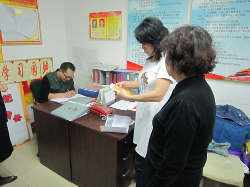 学院在职党员进社区向西里三社区居民赠送国庆期间演出票_调整大小