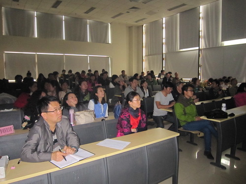 学院党员认真观看电教片_调整大小