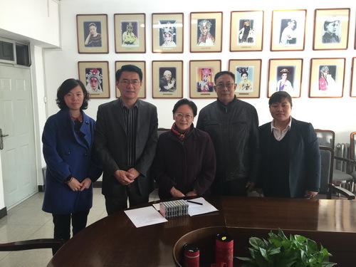 黄育馥夫妇与学院老师合影 _调整大小