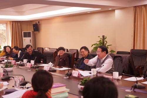 6 座谈会气氛轻松_调整大小