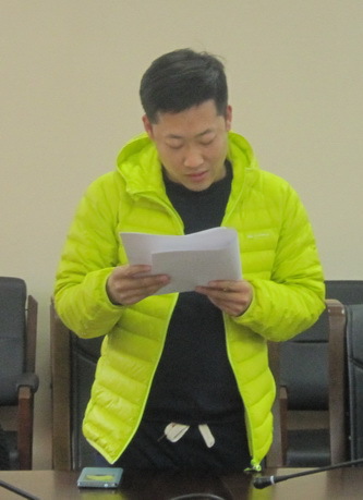 纪培宁宣读入党志愿书_调整大小