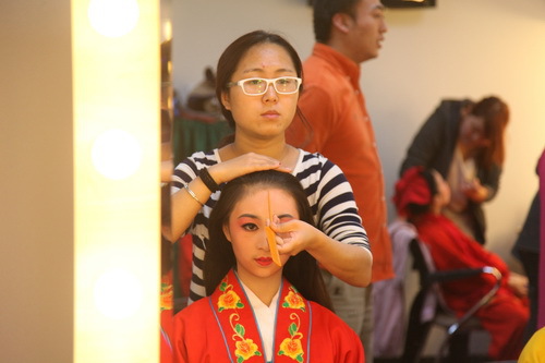 评剧《孔融让梨》幕后化妆_调整大小