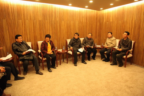 代表们进行交流讨论_调整大小