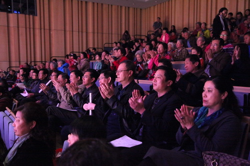 首都文明办与学院领导一起观看演出_调整大小