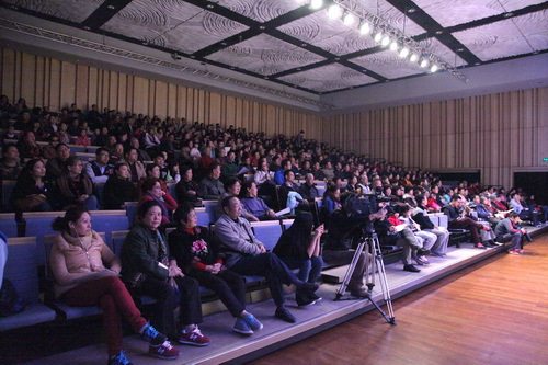 座无虚席的会场_调整大小