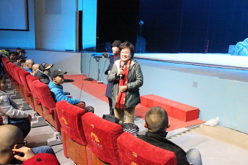 2党委副书记毕兆炜问候演职员_调整大小