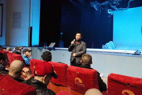 3副院长黄平预祝演出成功_调整大小