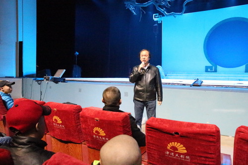 1院长刘侗做演出前动员_调整大小