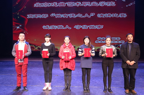 领导与获奖学生合影1_调整大小