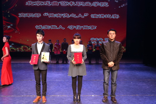 领导与获奖学生合影2_调整大小