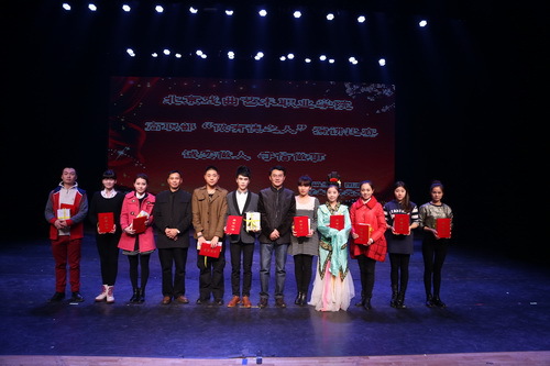 领导与全体获奖学生合影_调整大小