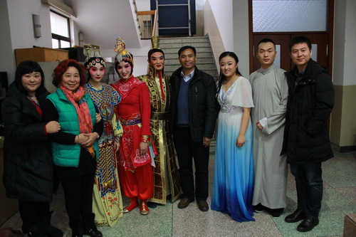 领导与参演学生合影_调整大小