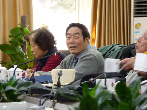 刘启泰主持会议_调整大小