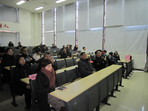 学院党员认真观看影片_调整大小