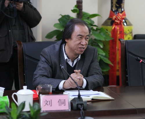 刘侗院长代表学院就2014年学院贯彻执行党风廉政建设责任制的工作情况向检查组作汇报_调整大小