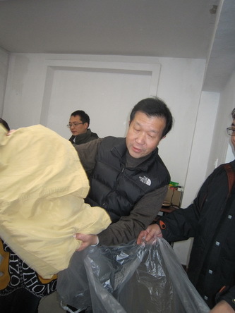 2.四支部党员参与冬衣打包（二）_调整大小