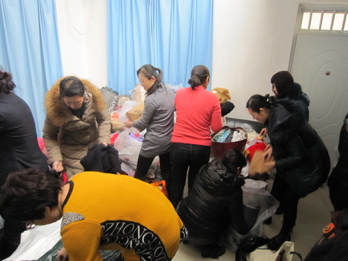 1.四支部党员参与冬衣打包（一）_调整大小