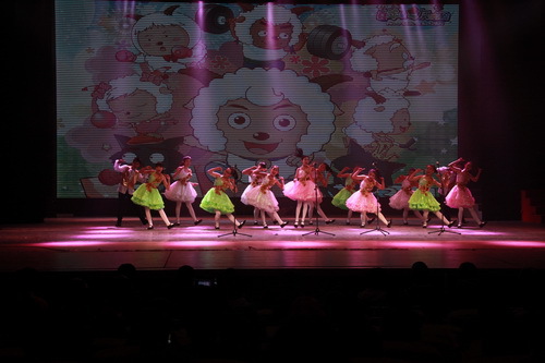 24合唱《喜洋洋》_调整大小