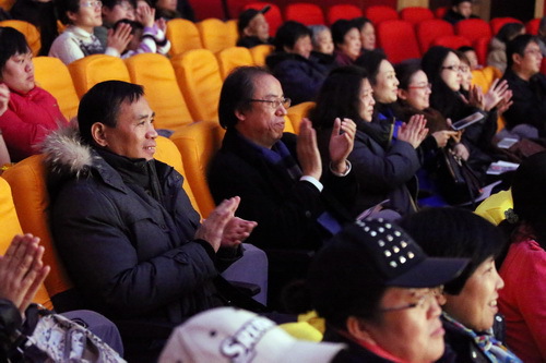 17学院领导刘侗、黄珊珊、黄平观看演出_调整大小