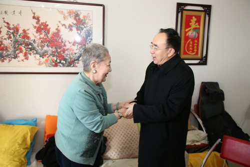 1文化局副局长慰问孙毓敏_调整大小