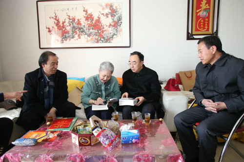 3孙毓敏表示感谢在赠书上签字留念_调整大小