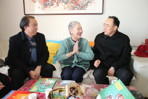 2院长刘侗陪同慰问_调整大小