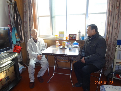 黄平副院长看望退休干部刘英杰老师_调整大小