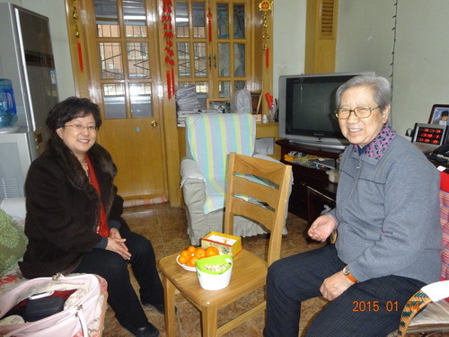 毕兆炜副书记看望退休干部吴冬梅老师_调整大小