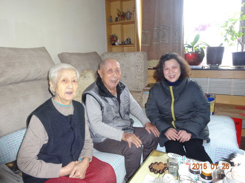 黄珊珊副院长看望退休教师钱荣顺夫妇_调整大小