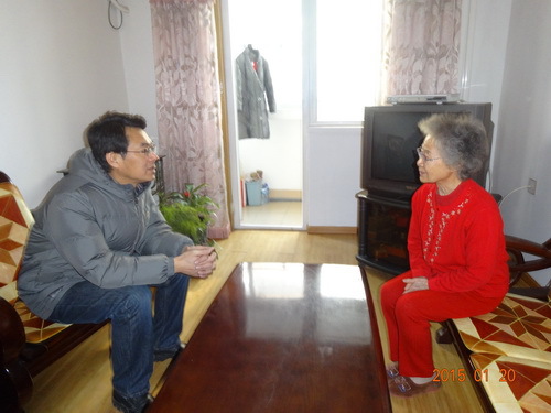 刘宝华书记看望离休干部刘秀华老师_调整大小