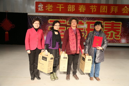 2014年度新退休人员代表与院领导合影_调整大小