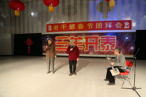 老干部演唱京剧_调整大小