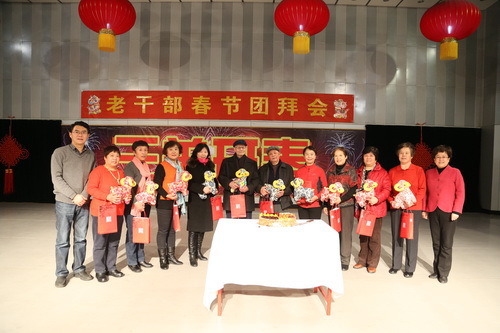 属羊人员与院领导合影_调整大小