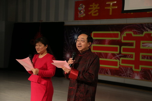 主持人李连仲、张嵌诗_调整大小