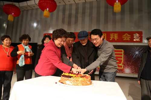 院领导与属羊老干部共切生日蛋糕_调整大小