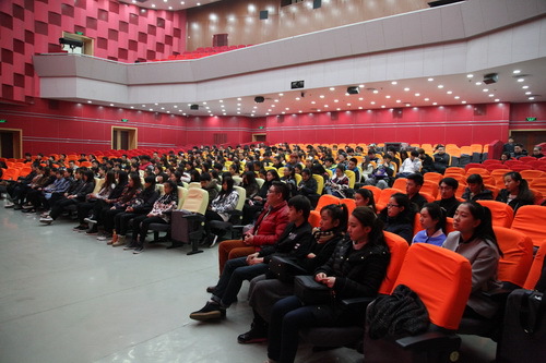 2高职学生参加开学典礼_调整大小