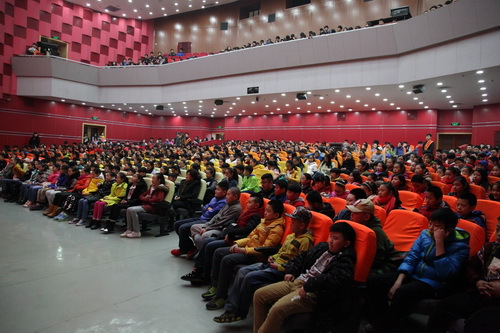 1中专学生参加开学典礼_调整大小