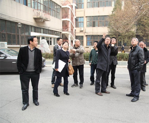 8领导们在教学楼前交流_调整大小