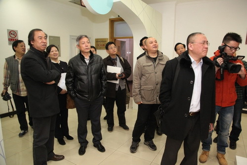 7领导们参观北戏书馆_调整大小