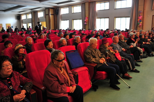 3.老人们观看演出_调整大小