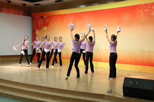 4.民舞10班学生表演的开场舞《东北秧歌》_调整大小