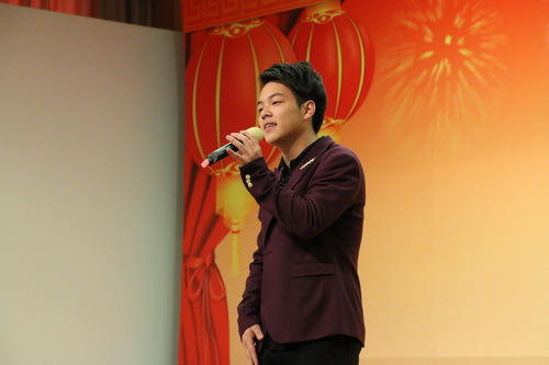 7.音乐系学生张成会演唱的歌曲《三百六十五个祝福》_调整大小