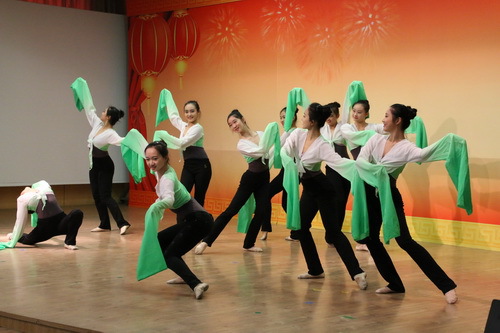 13.民舞10班学生表演的舞蹈《踏歌》_调整大小