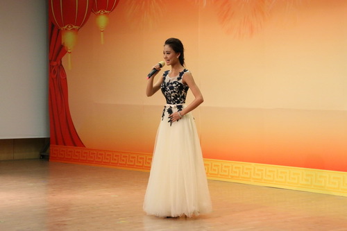 14.地方戏曲系学生姚斌演唱的评剧《火红的太阳》选段_调整大小