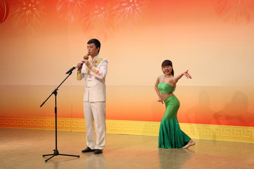 10.京剧系学生程炜淞和舞蹈系学生于靖雯表演的《迎春》_调整大小