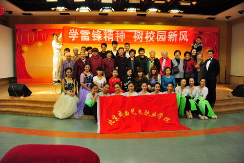 21.学生们与敬老院的领导和老人们合影留念_调整大小