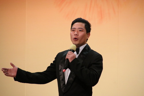 17.退伍复学学生、学生党员孟振南演唱的歌曲《夕阳红》_调整大小