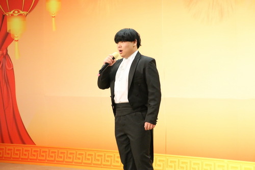 12.音乐系学生董大立演唱的歌曲《三套车》_调整大小