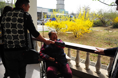 20.学生和老人握手道别_调整大小